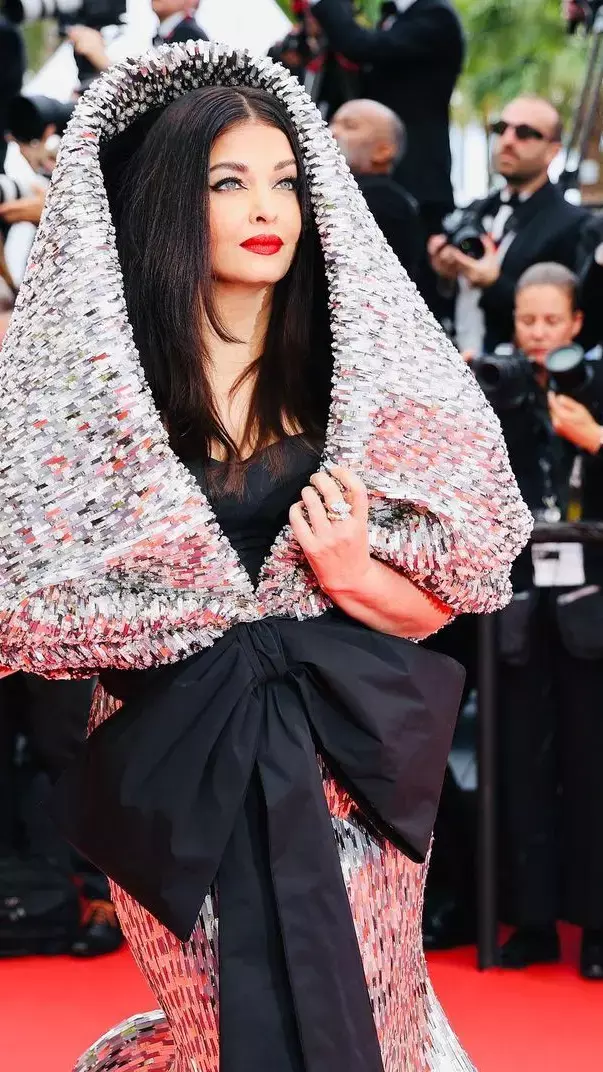 Cannes 2023: ऐश्वर्या राय ब्लैक गाउन संग पहना सिल्वर हुड, देखें Pics