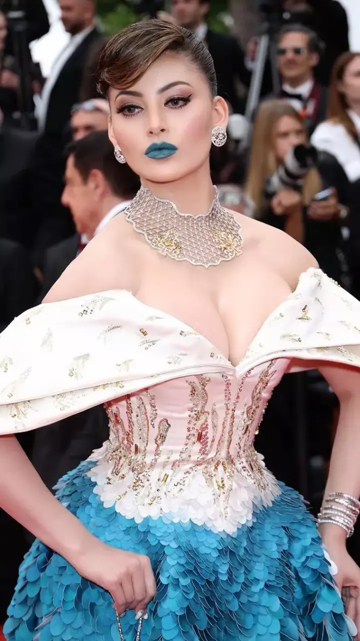 Urvashi Rautela के इंक ब्लू लिप शेड पर टिकीं नजरें, देखें तस्वीर