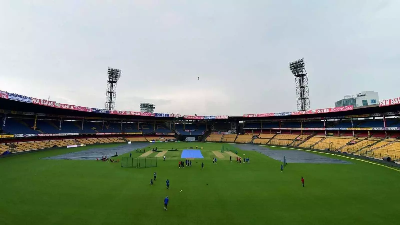 RCB VS GT M Chinnaswamy Stadium Bengaluru: Play-Offs में पहुंचेगी RCB या फिरेगा पानी! जानें Weather Report RCB VS GT M Chinnaswamy Stadium Bengaluru: Play-Offs में पहुंचेगी RCB या फिरेगा पानी! जानें Weather Report