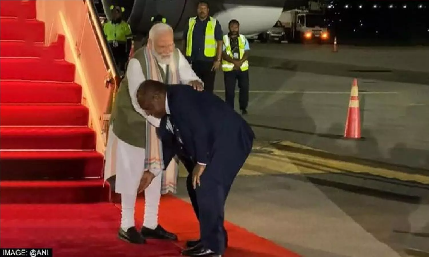 पापुआ न्यू गिनी के प्रधानमंत्री ने पीएम मोदी के पैर छुए! PM Modi Papua New Guinea जाने वाले पहले भारतीय प्रधान मंत्री पापुआ न्यू गिनी के प्रधानमंत्री ने पीएम मोदी के पैर छुए! PM Modi Papua New Guinea जाने वाले पहले भारतीय प्रधान मंत्री