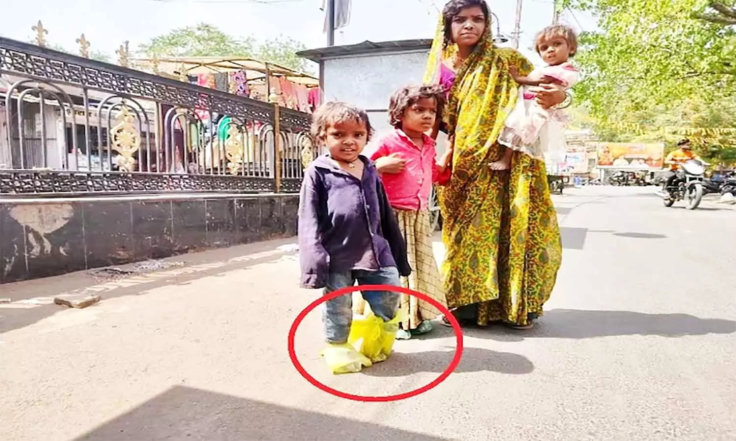 मां की लाचारीः चिलचिलाती धूप में बच्ची के पैर को झुलसने से बचाने बांध दी पॉलीथिन
