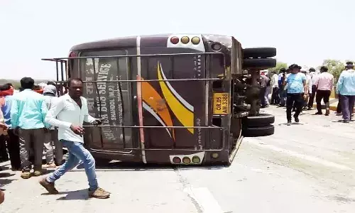 एमपी के उमरिया में मुख्यमंत्री के कार्यक्रम में शामिल होने ग्रामीणों को ला रही बस पलटी, तीन की मौत, दो दर्जन हुए घायल