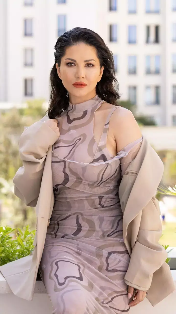 वेलवेट गाउन पहने अप्सरा सी खूबसूरत दिखीं Sunny Leone, देखें Pics