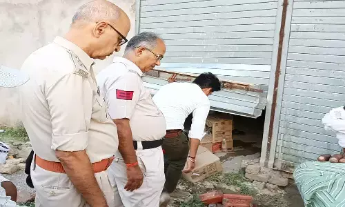 एमपी सतना के कंचनपुर में संचालित हो रही थी अवैध शराब दुकान, सड़क पर उतरे ग्रामीण तो आबकारी विभाग ने यह की कार्रवाई