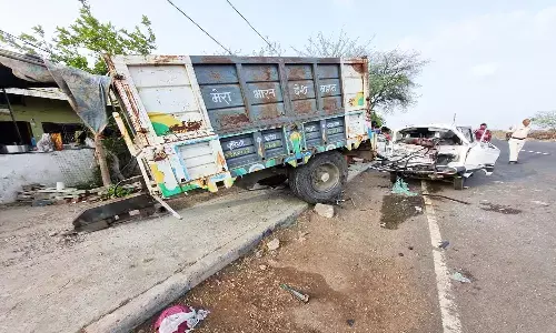 एमपी के नीमच में ट्रैक्टर ट्राली में घुस गई वैन, तीन लोगों की मौत, चार की हालत गंभीर