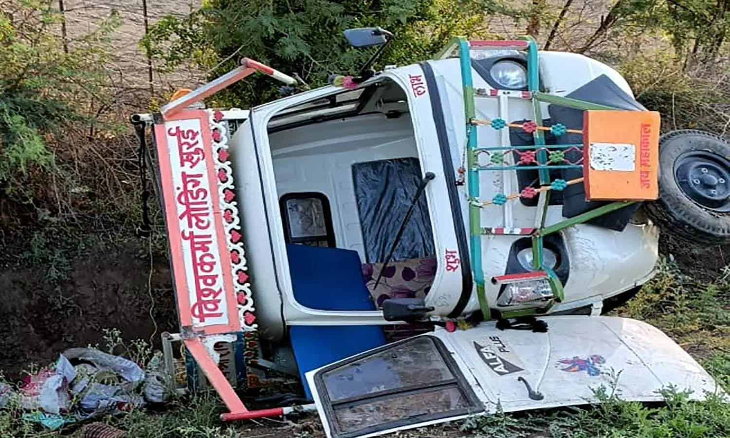 एमपी के बीना में महिलाओं से भरा लोडिंग वाहन पलटा, दो की मौत, ड्राइवर समेत 23 घायल