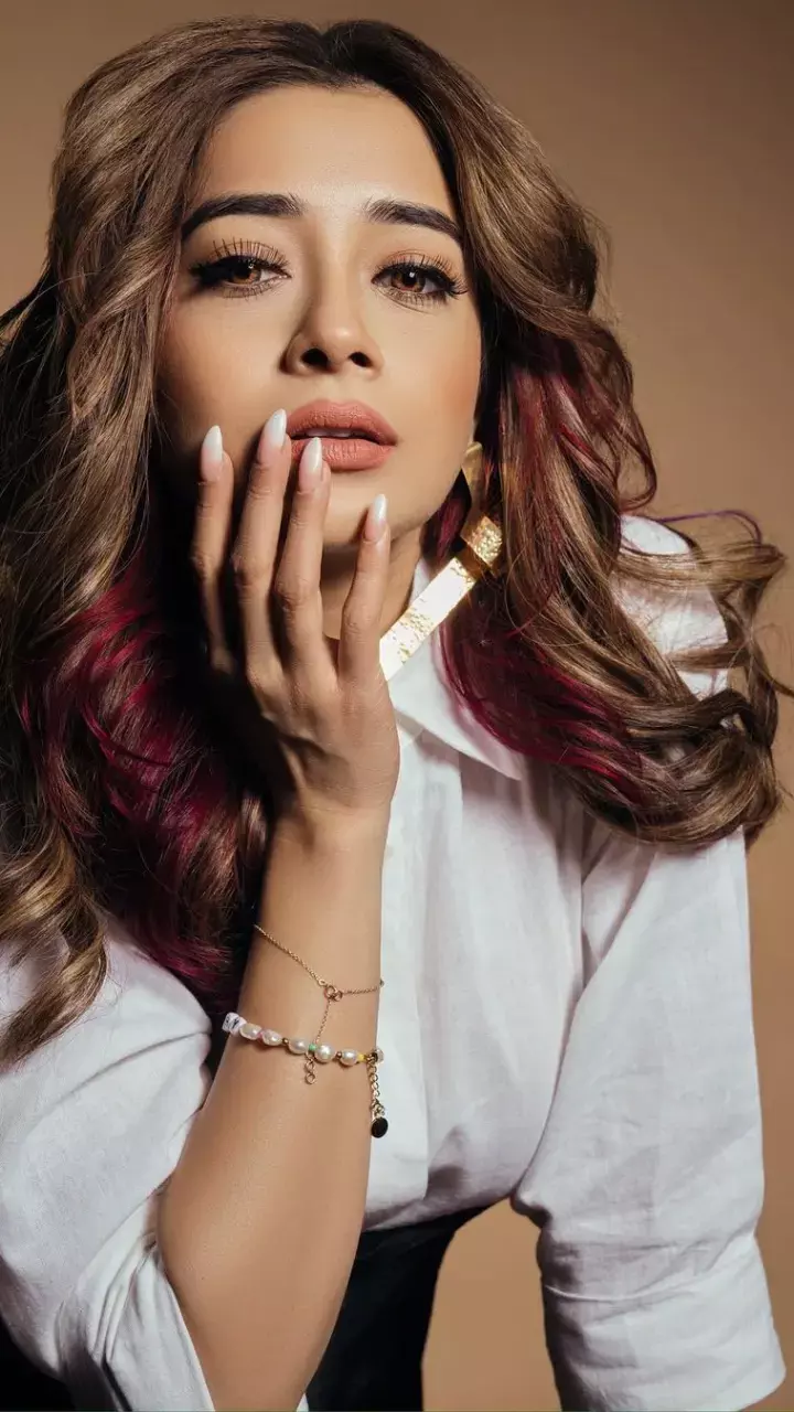 Tina Dutta ने मिनी स्कर्ट पहन कर कराया फोटोशूट