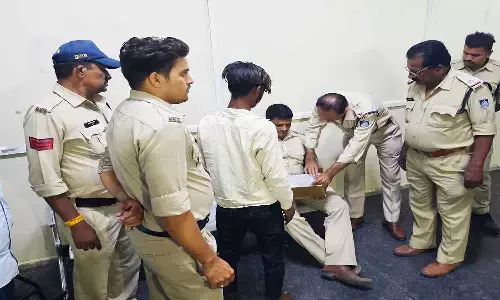 एमपी के बड़वाह में पत्नी की शादी दूसरे के साथ करने से गुस्साए युवक ने सास-ससुर को मारी तलवार, एक की मौके पर मौत एमपी के बड़वाह में पत्नी की शादी दूसरे के साथ करने से गुस्साए युवक ने सास-ससुर को मारी तलवार, एक की मौके पर मौत