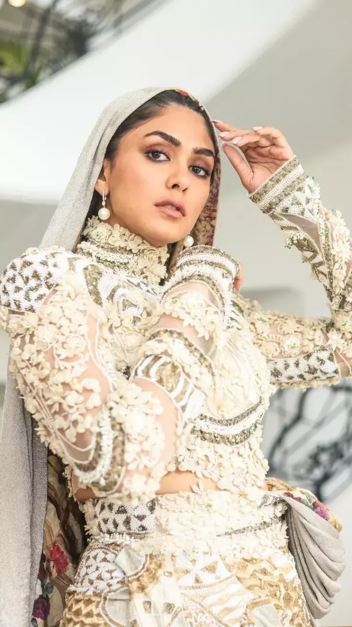 Mrunal Thakur ने साइड कट ड्रेस दिए पोज, देखें फोटो