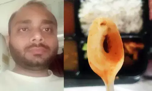 एमपी में ट्रेन के लंच बॉक्स से निकला मरा कॉकरोच, शिकायत करने पर वेंडर ने दी धमकी एमपी में ट्रेन के लंच बॉक्स से निकला मरा कॉकरोच, शिकायत करने पर वेंडर ने दी धमकी