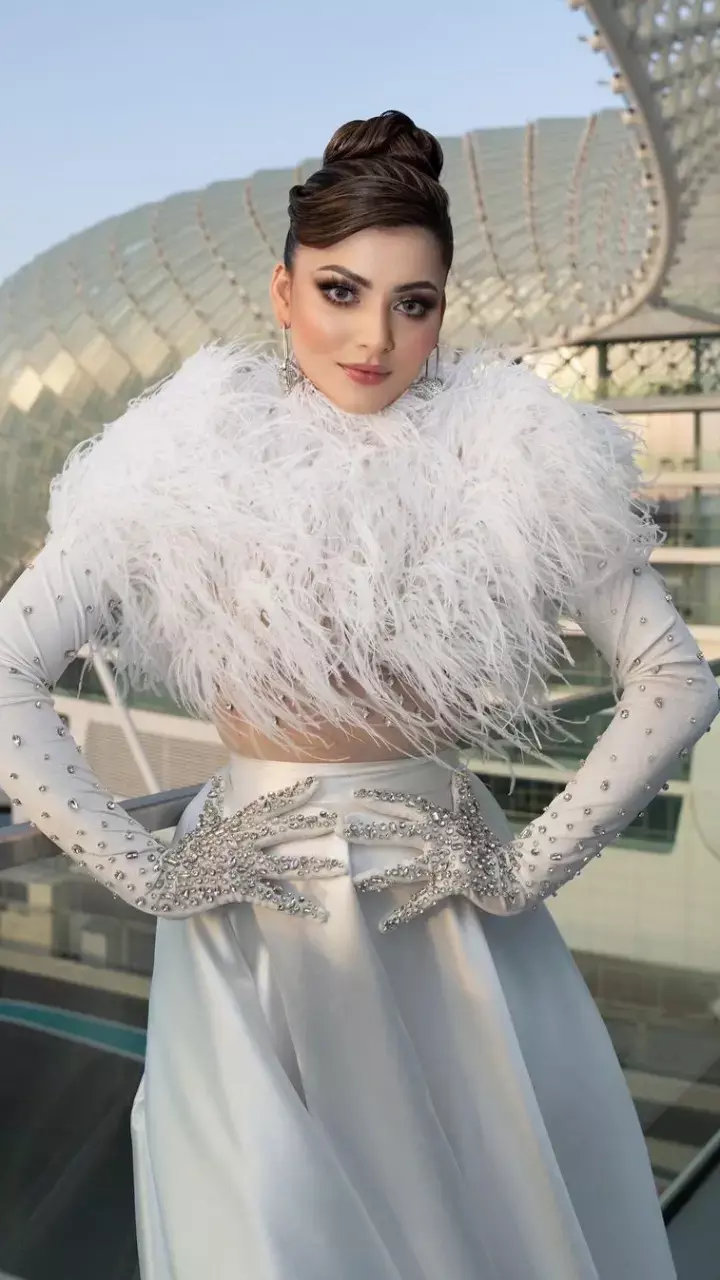 Urvashi Rautela ने कैमरे के सामने दिए पोज, देखें यहां