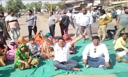 रीवा के पल्हान टोल प्लाजा में विधायक प्रतिनिधि समेत 2 लोगों को पीटा, स्टेट हाइवे में किया चकाजाम