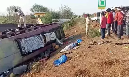 एमपी के शिवपुरी में छात्रों से भरी बस पलटी, 2 लोगों की मौत, 25 घायल