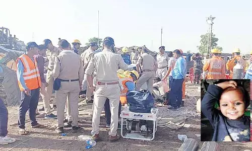 एमपी के सीहोर में ढाई वर्षीय मासूम की जिंदगी से जंग जारी, बोरवेल में 50 फीट नीचे फंसी हुई है बच्ची