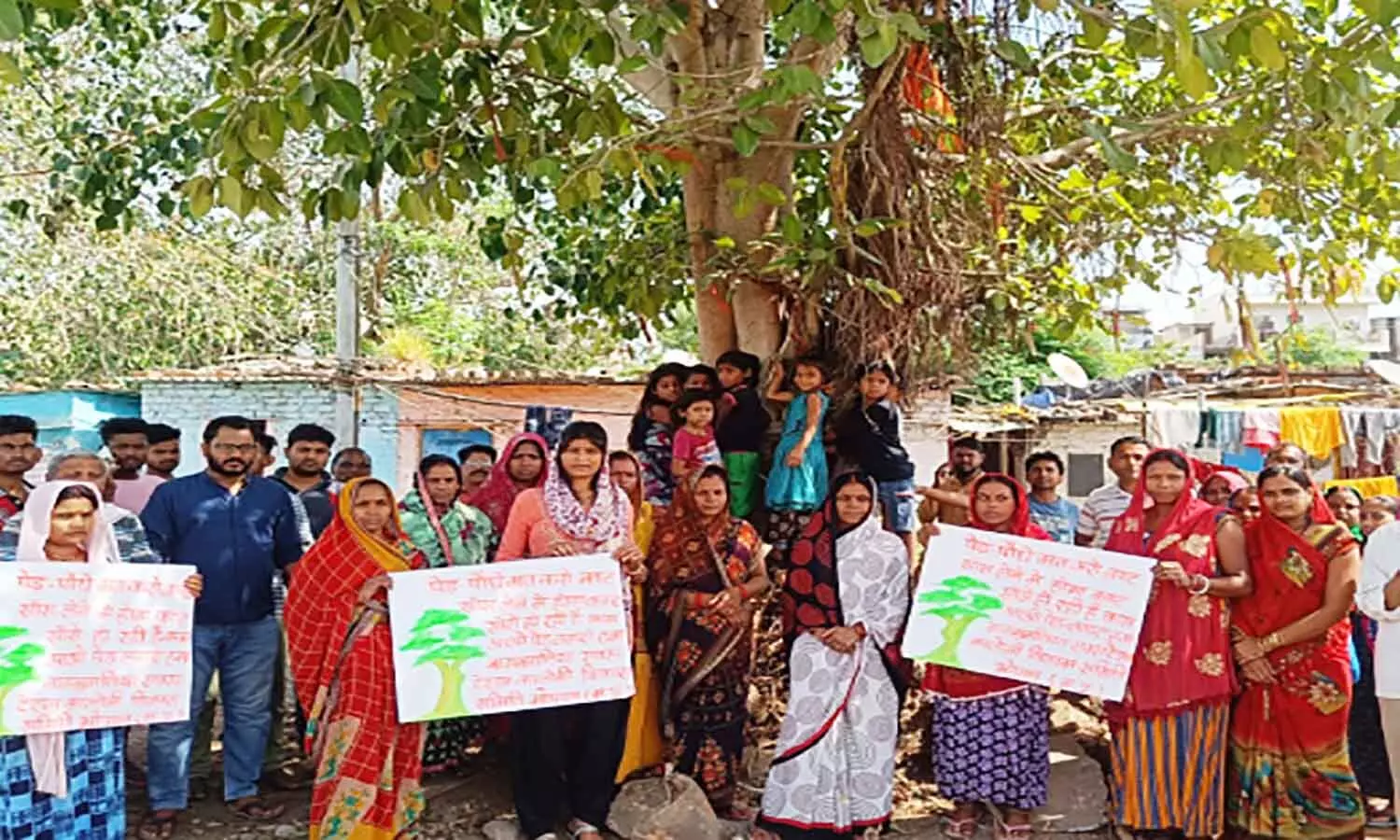 एमपी के भोपाल में 20 साल पुराने पेड़ों को बचाने सड़क पर उतरे लोग, हाथ में पोस्टर लेकर वृक्षों से लिपट गए