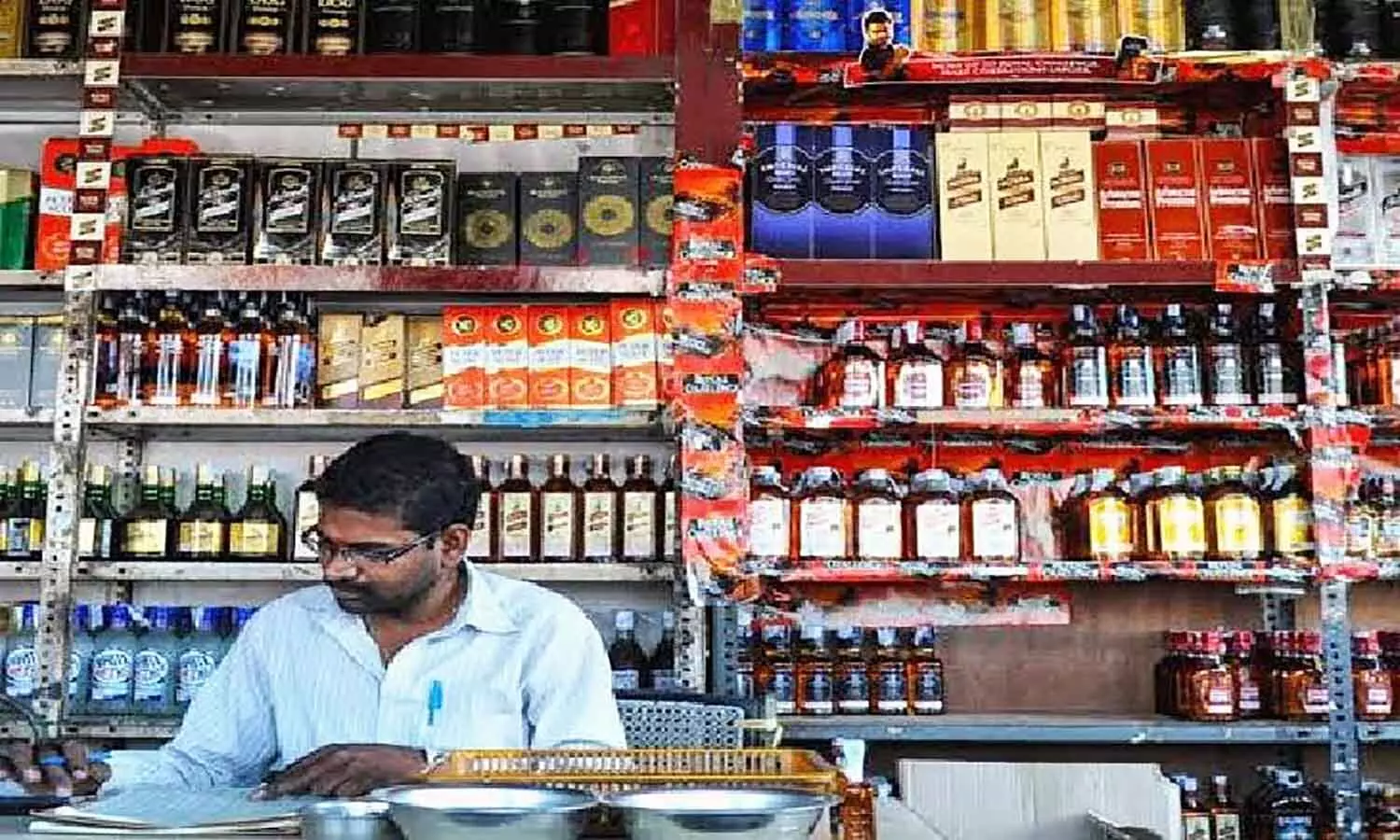 एमपी के जबलपुर में शराब ठेकेदारों पर ईओडब्ल्यू का शिकंजाः अधिक दाम पर शराब बेचना पड़ा भारी, 5 दुकानों पर एफआईआर दर्ज