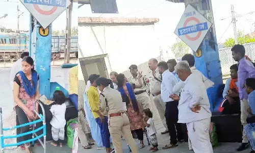 एमपी के इटारसी में दिव्यांग महिला को बच्ची समेत ट्रेन से नीचे उताराः गार्ड ने मारा थप्पड़, गिरेबान पर डाला हाथ!