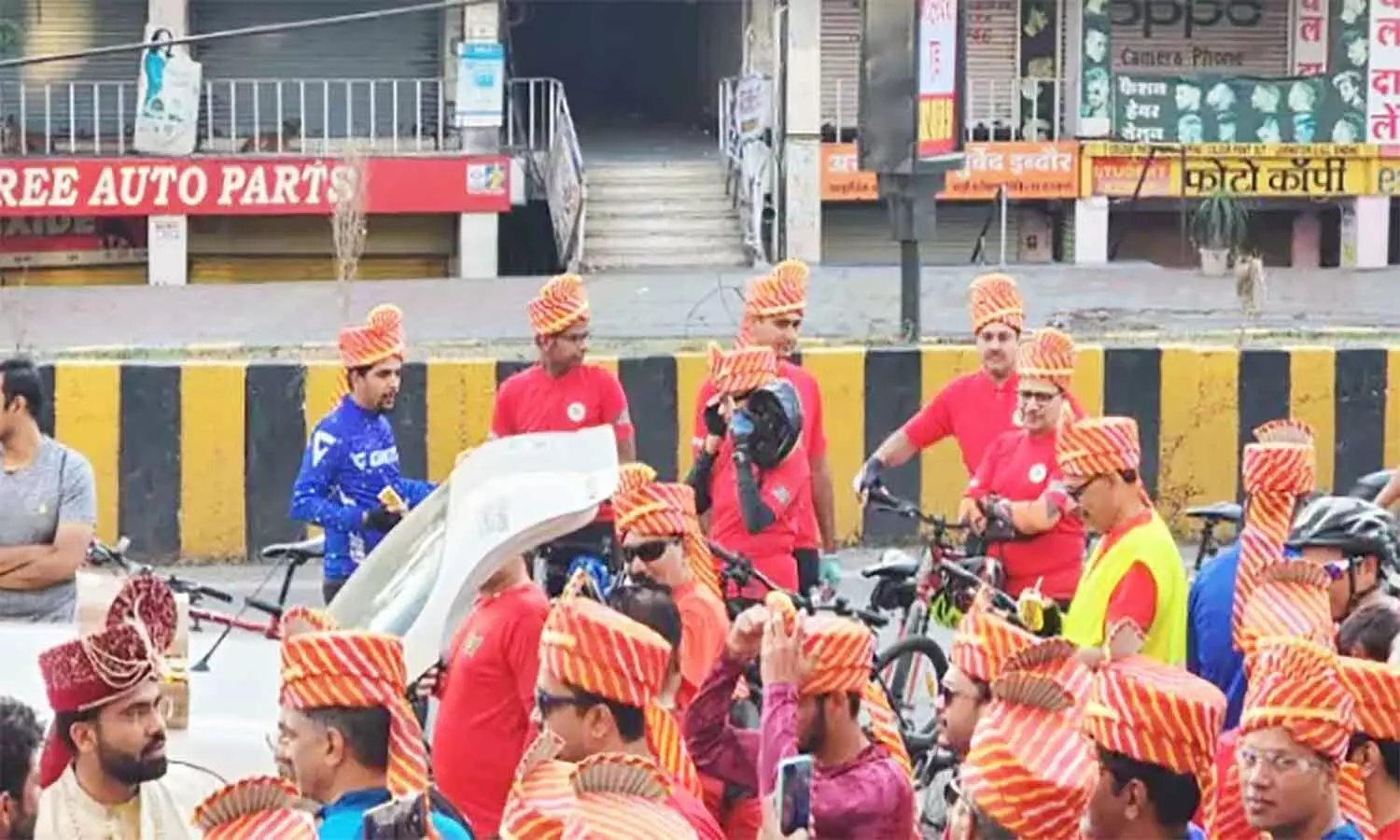 एमपी के इंदौर में अनूठी शादी, साइकिल पर सवार होकर दुल्हनिया लेने पहुंचे दूल्हा व बाराती