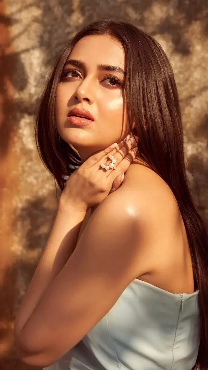 Tejasswi Prakash रेड हॉल्टर-नेक गाउन में बेहद ग्लैमरस दिखीं