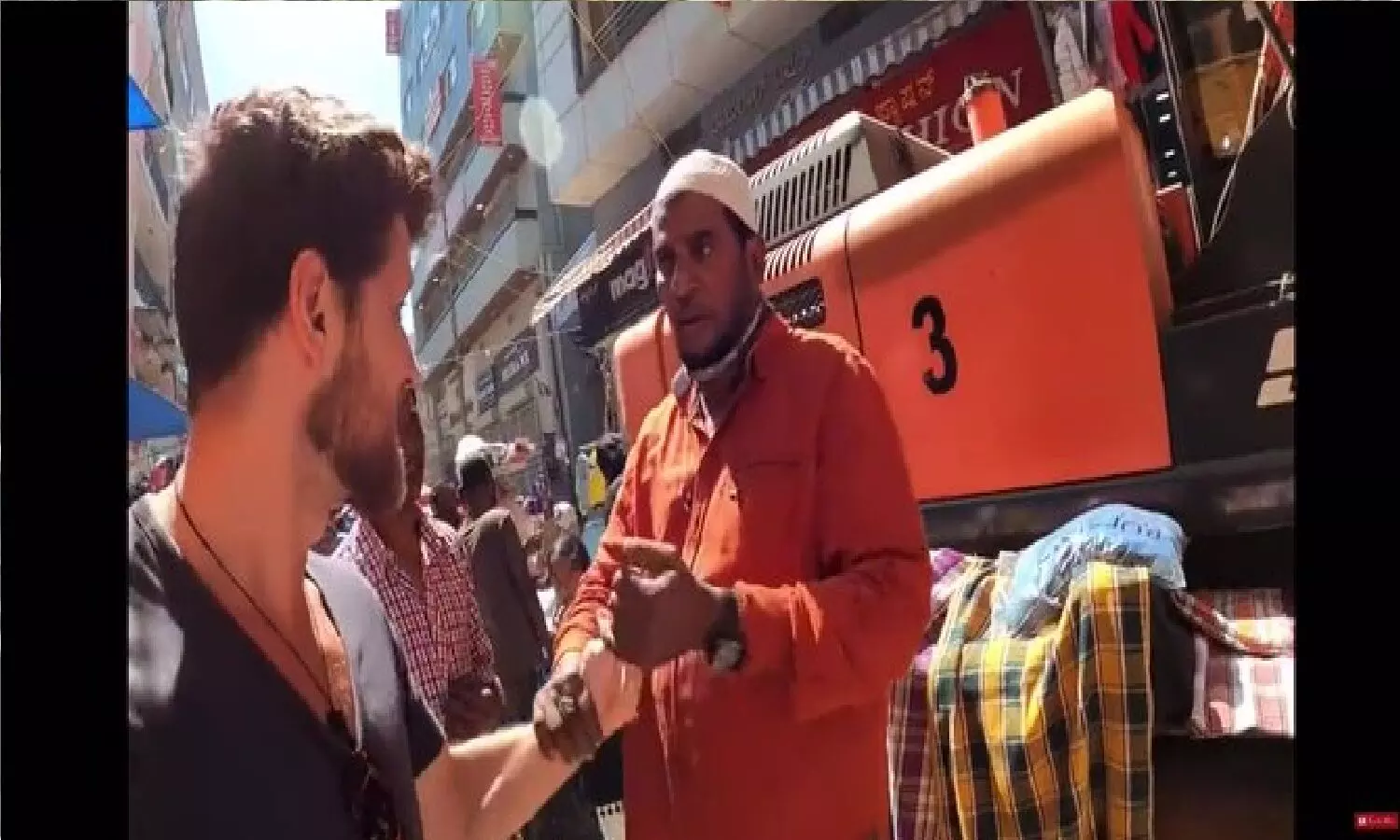 बेंगलुरु में Dutch Vlogger Pedro Mota के साथ मुस्लिम शख्स की बदतमीजी का वीडियो वायरल! केस दर्ज बेंगलुरु में Dutch Vlogger Pedro Mota के साथ मुस्लिम शख्स की बदतमीजी का वीडियो वायरल! केस दर्ज