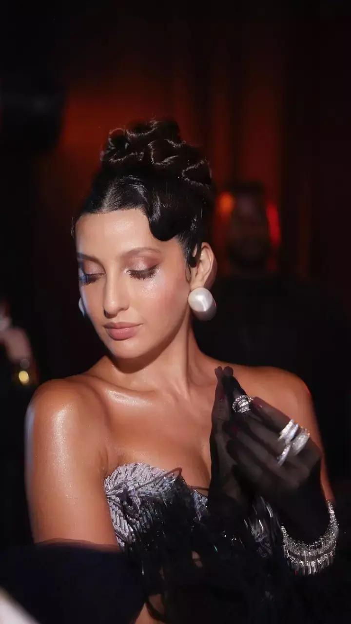 Nora Fatehi ने कैमरे के सामने दिए पोज, देखें फोटोज