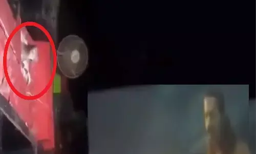 थिएटर के अंदर घुसा बंदर: फैंस बोले-सचमुच आदिपुरुष फिल्म देखने पहुंच गए हनुमान! लगे जय श्री राम के नारे थिएटर के अंदर घुसा बंदर: फैंस बोले-सचमुच आदिपुरुष फिल्म देखने पहुंच गए हनुमान! लगे जय श्री राम के नारे