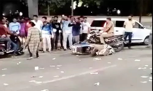 एमपी के नीमच में महिला ने थाने के सामने किया हंगामा, सड़क पर उड़ाए पांच-पांच सौ के नोट, यह है पूरा मामला