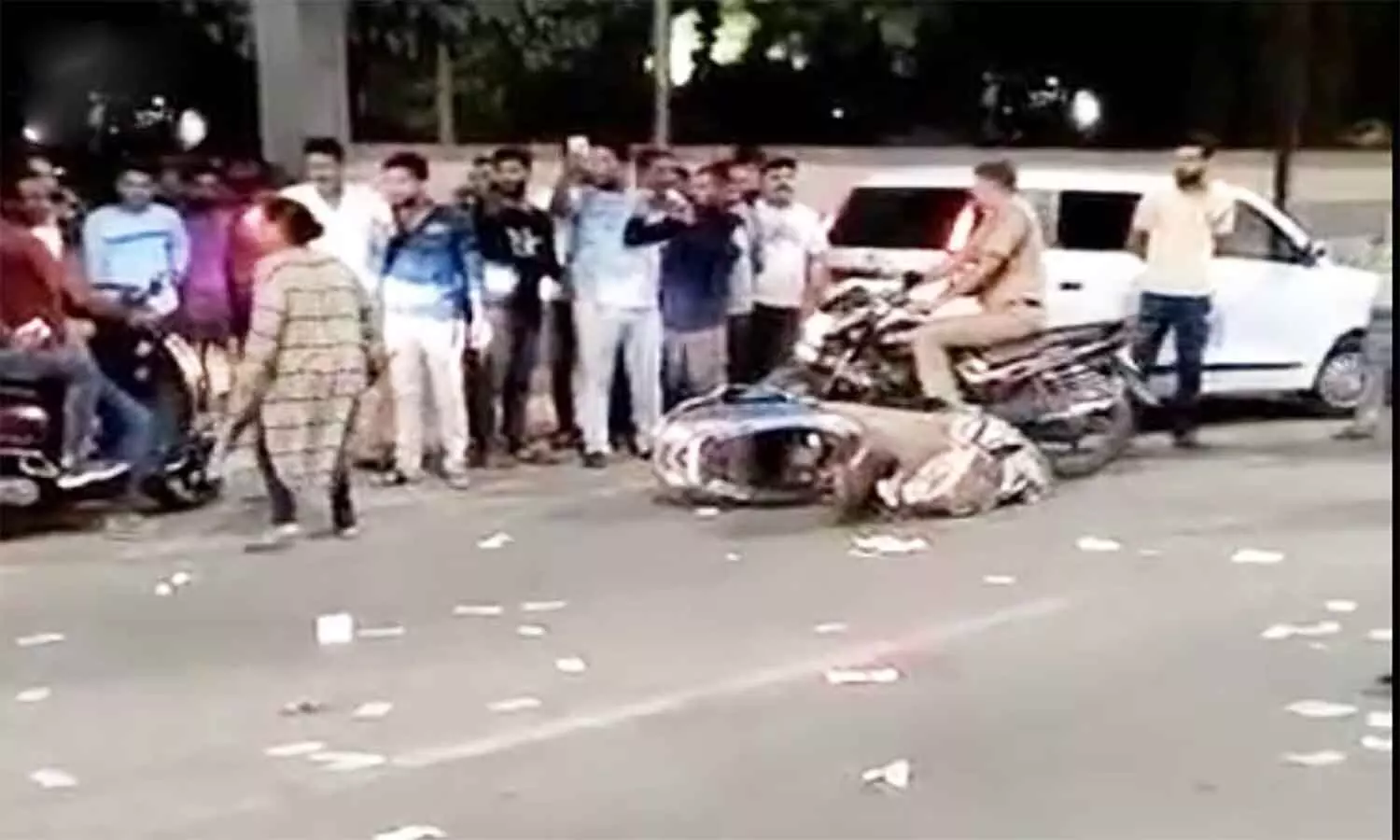 एमपी के नीमच में महिला ने थाने के सामने किया हंगामा, सड़क पर उड़ाए पांच-पांच सौ के नोट, यह है पूरा मामला