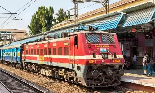 12738 Train Running Status: ट्रेन का लाइव रनिंग स्टेटस