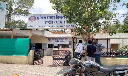 एमपी के इंदौर में रिटायर पुलिसकर्मी ने 11 साल की बच्ची से किया दुष्कर्म एमपी के इंदौर में रिटायर पुलिसकर्मी ने 11 साल की बच्ची से किया दुष्कर्म