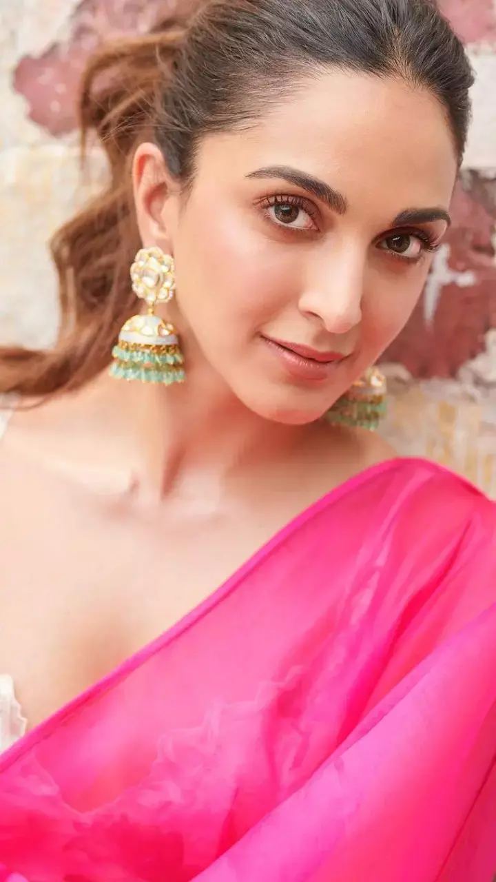 Kiara Advani ने कैमरे के सामने दिए पोज, देखें फोटोज
