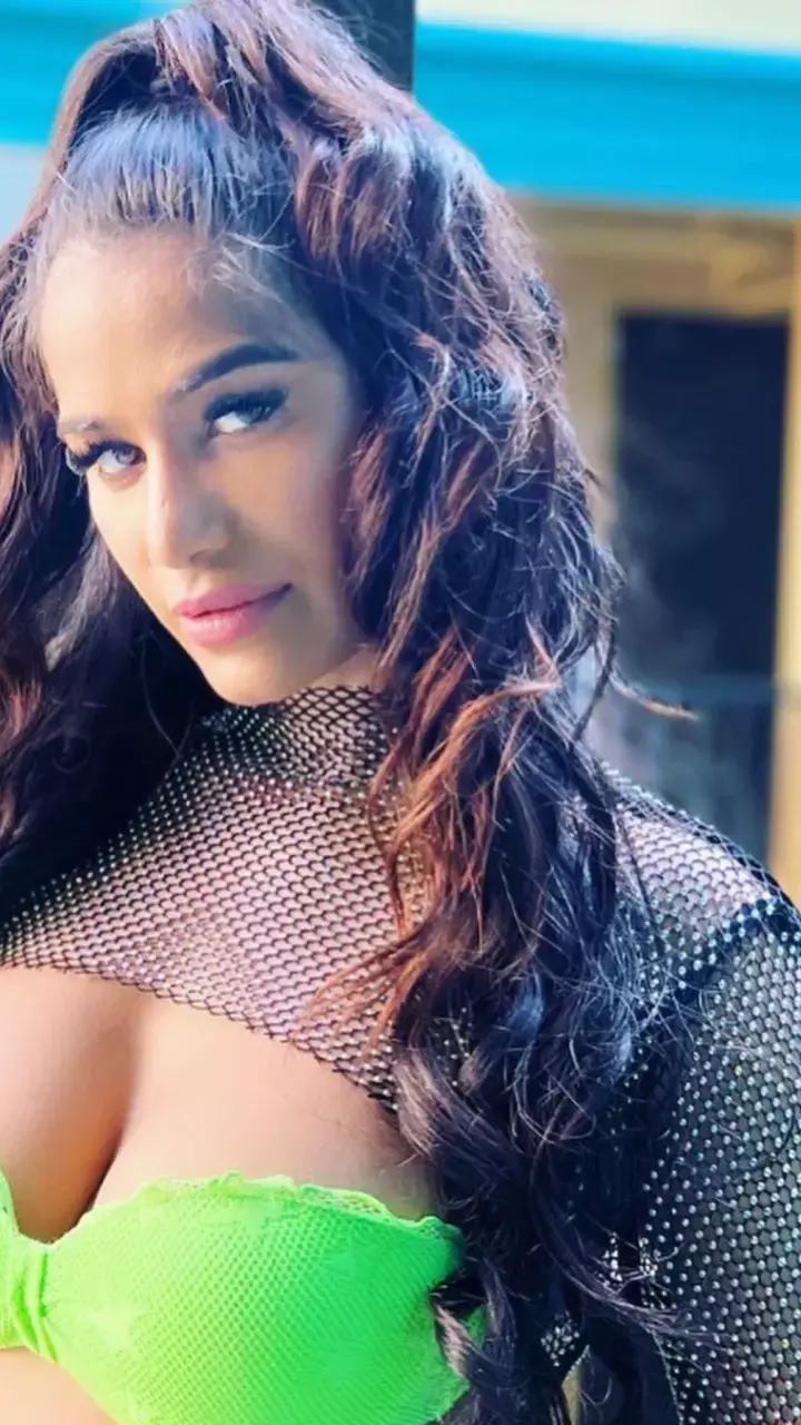 Poonam Pandey ने कराया ऐसा फोटो शूट शर्म के मारे आंखें हो जाएगी बंद