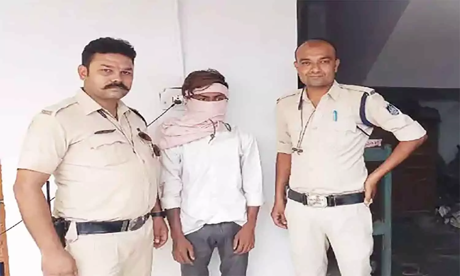 रीवा में राह चलते बुजुर्ग से 10 हजार रुपए की थी लूट, नाबालिग सहित दो आरोपी गिरफ्तार रीवा में राह चलते बुजुर्ग से 10 हजार रुपए की थी लूट, नाबालिग सहित दो आरोपी गिरफ्तार