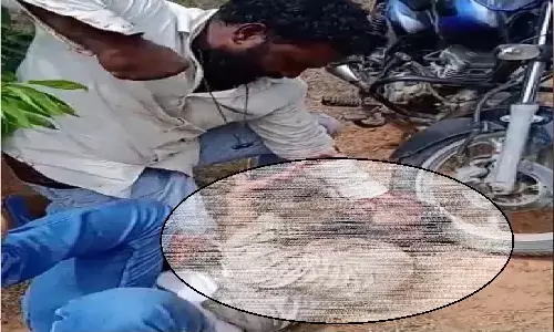 कर्नाटक में शख्स ने दोस्त का गला काटकर उसका खून पिया! पत्नी से अवैध संबंध का शक था, वीडियो वायरल