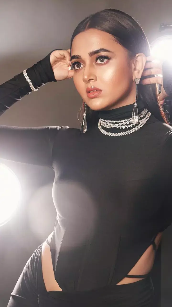 Tejasswi Prakash ने कैमरे  सामने दिए मिलियन डॉलर के पोज, देखें Pics