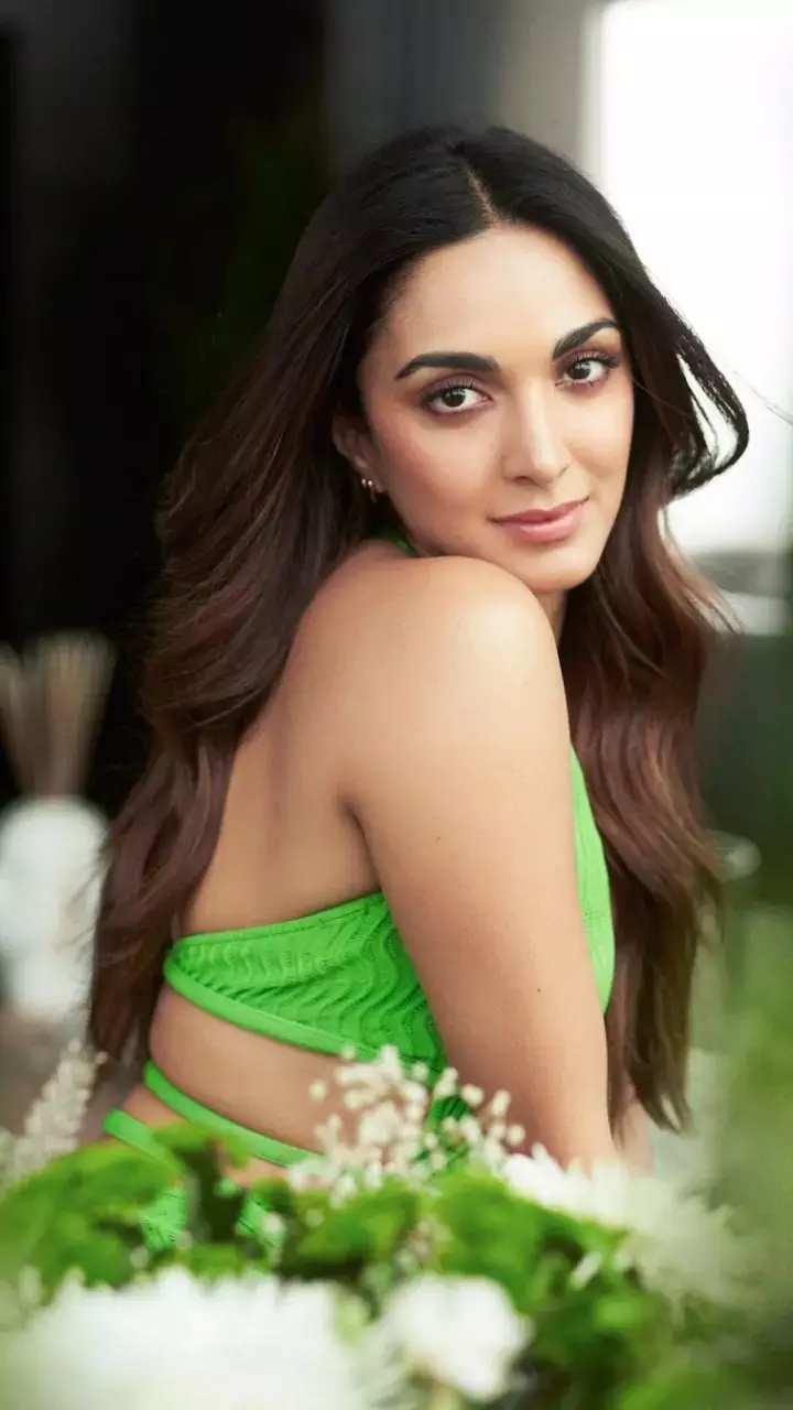 Kiara Advani ने ग्रीन कलर की ड्रेस में फ्लॉन्ट किया टोन्ड फिगर