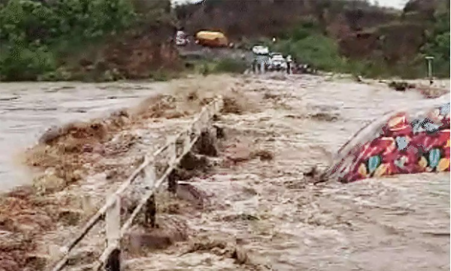 MP Weather: एमपी में तेज बारिश से बिगड़े हालात, जबलपुर के हिरन नदी में बह गई पिकअप गाड़ी, कई ट्रेनों का बदला रूट