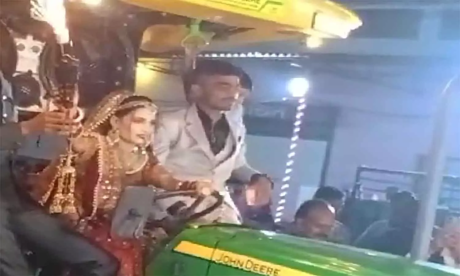 एमपी के जबलपुर में शादी के मंडप तक ट्रैक्टर चलाते हुए पहुंची दुल्हन, दोनों पक्ष हुए हैरान