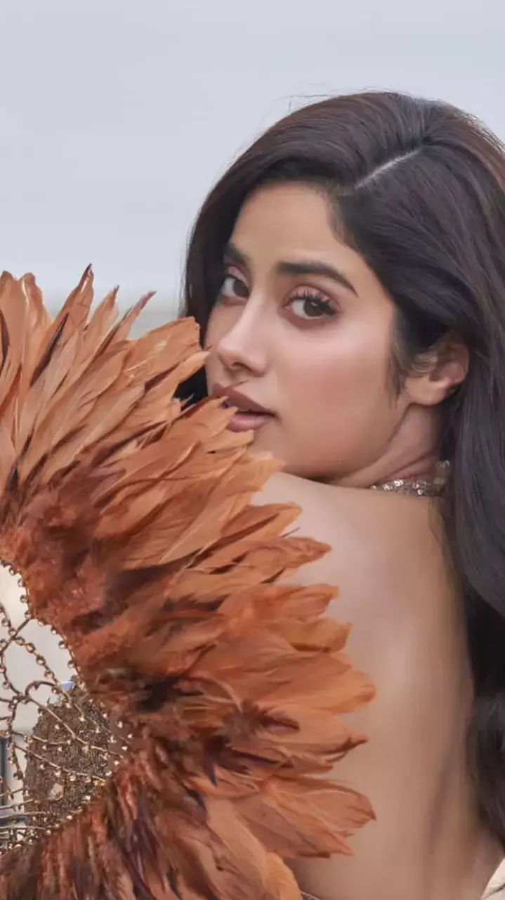 Janhvi Kapoor ने कैमरे के सामने दिए पोज, देखें Pics
