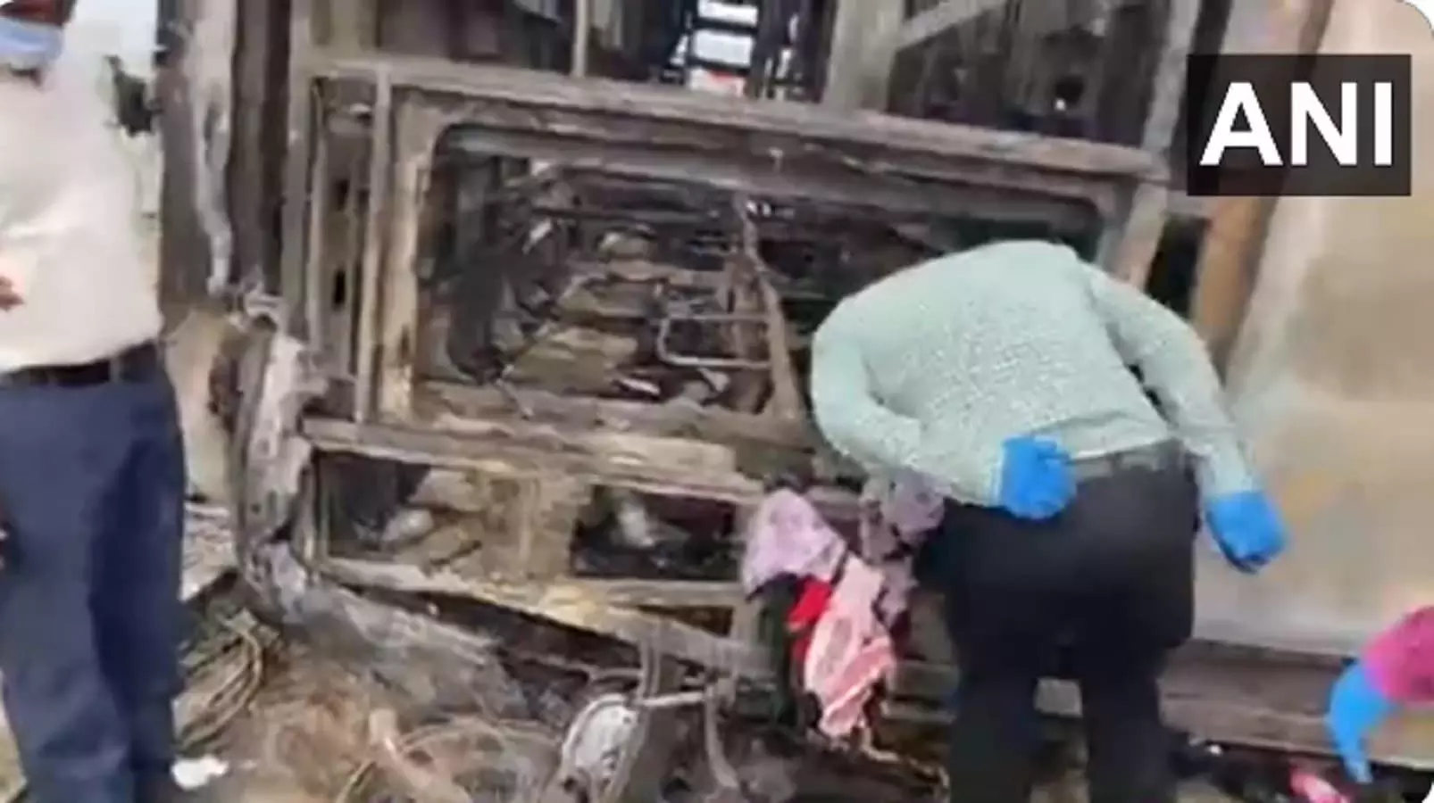 महाराष्ट्र में दर्दनाक हादसा: नागपुर से पुणे जा रही बस में लगी आग, 26 लोग जिंदा जले!
