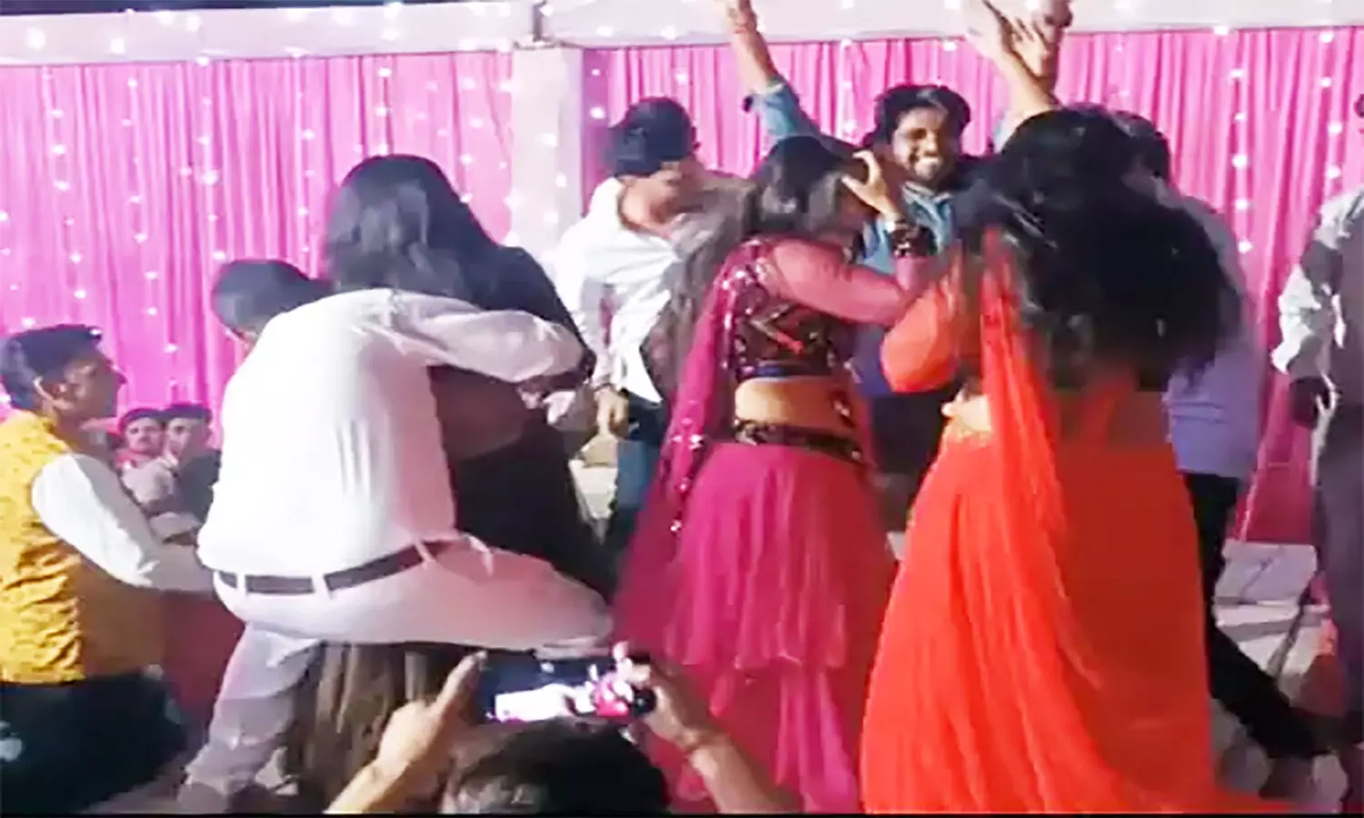 एमपी के छतरपुर में नृत्यांगना को गोद में उठाकर अश्लील डांस करना शिक्षक को पड़ गया भारी, हुए सस्पेंड