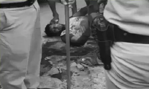 दिल्ली कैंट में 22 साल के युवक की सरेआम हत्या! लोग वीडियो बनाते रहे, पुलिस ने भी गंभीरता नहीं दिखाई दिल्ली कैंट में 22 साल के युवक की सरेआम हत्या! लोग वीडियो बनाते रहे, पुलिस ने भी गंभीरता नहीं दिखाई