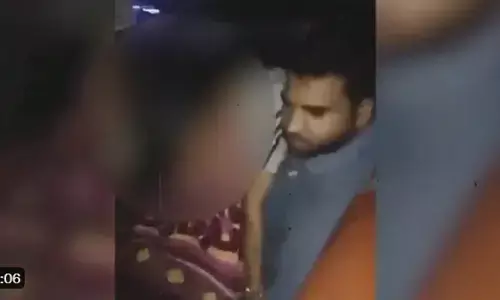 UP: चलती बस में कंडक्टर महिला यात्री के साथ बना रहा था संबंध, यात्रियों ने रंगे हाथों पकड़ा, मचा बवाल.. VIDEO हुआ वायरल! UP: चलती बस में कंडक्टर महिला यात्री के साथ बना रहा था संबंध, यात्रियों ने रंगे हाथों पकड़ा, मचा बवाल.. VIDEO हुआ वायरल!