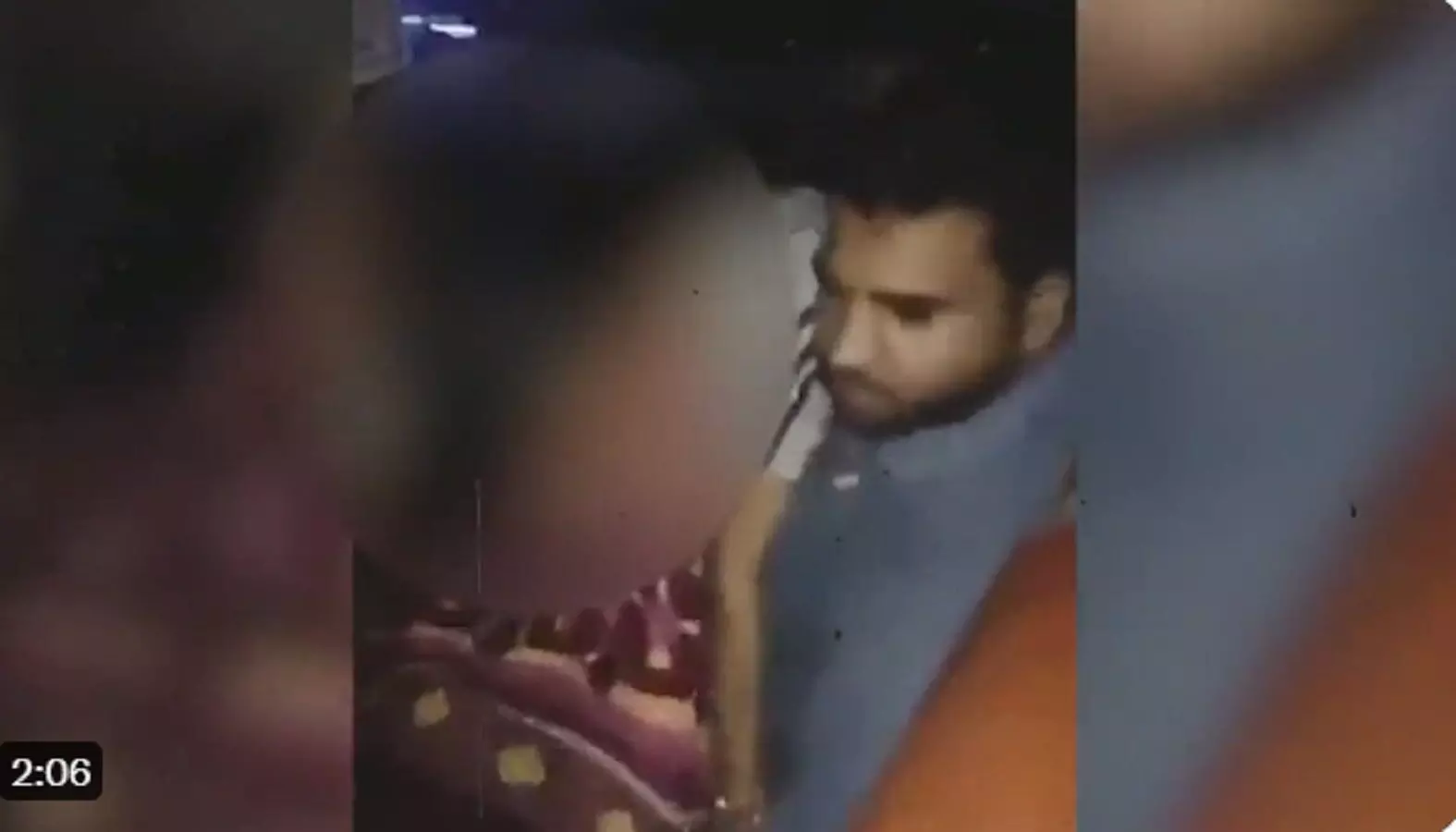 UP: चलती बस में कंडक्टर महिला यात्री के साथ बना रहा था संबंध, यात्रियों ने रंगे हाथों पकड़ा, मचा बवाल.. VIDEO हुआ वायरल! UP: चलती बस में कंडक्टर महिला यात्री के साथ बना रहा था संबंध, यात्रियों ने रंगे हाथों पकड़ा, मचा बवाल.. VIDEO हुआ वायरल!