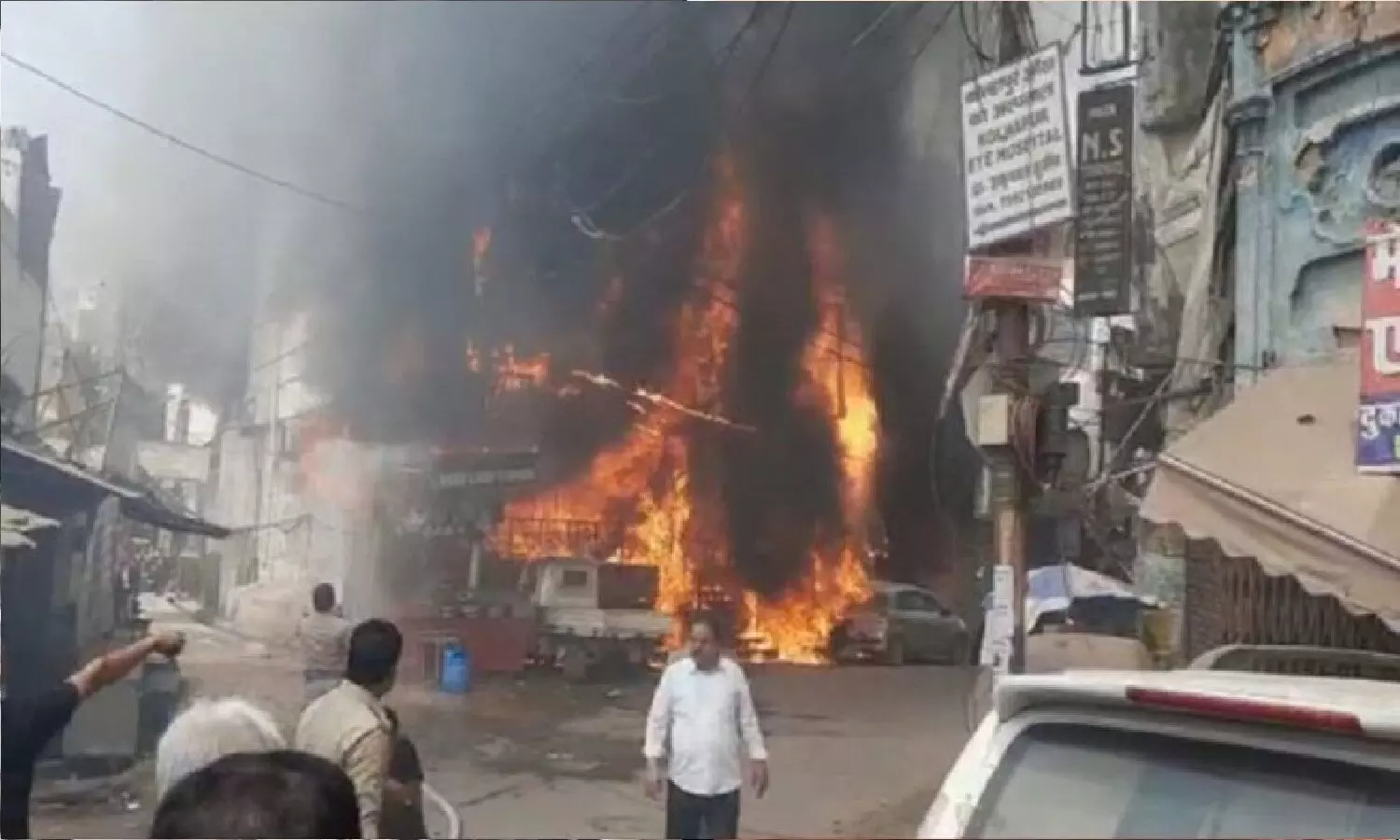 झांसी के शोरूम में लगी आग! मैनेजर सहित 5 लोग जिंदा जले, आग बुझाने के लिए सेना को बुलाना पड़ा