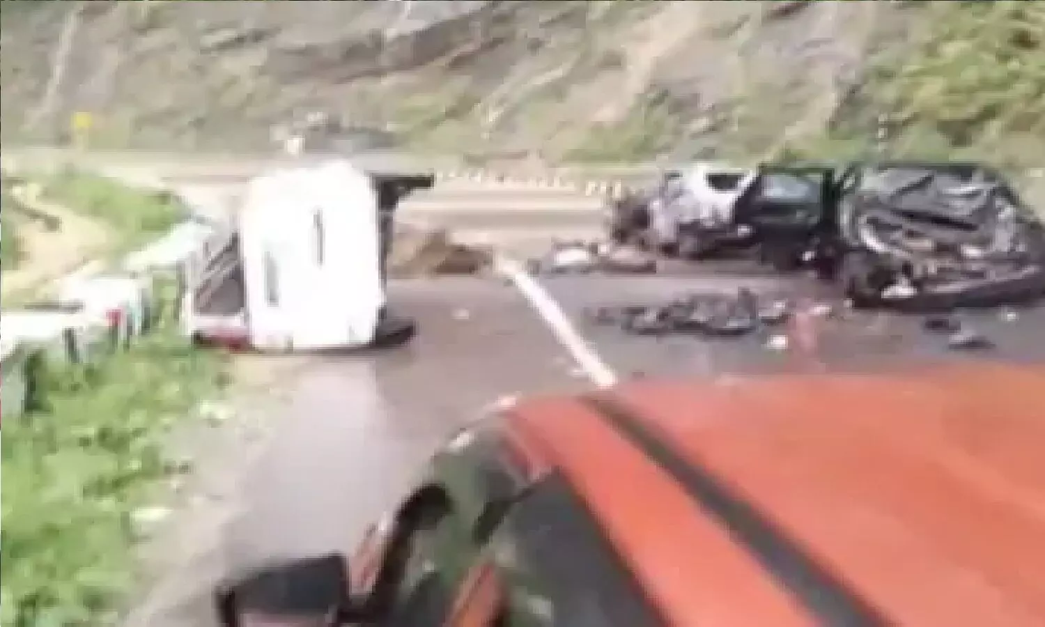 नगालैंड के कोहिमा-दीमापुर हाईवे में कार पर गिरी चट्टान का वीडियो वायरल! तीन गाड़ियां चपट गईं, 2 लोगों की मौत
