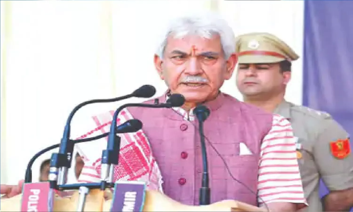 श्रीनगर में राष्ट्रगान बजने पर खड़े नहीं हुए 14 लोग गिरफ्तार! कई पुलिसकर्मी ससपेंड श्रीनगर में राष्ट्रगान बजने पर खड़े नहीं हुए 14 लोग गिरफ्तार! कई पुलिसकर्मी ससपेंड