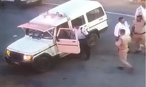 एमपी के जबलपुर में लेडी थानेदार ने बीच सड़क पर कॉन्स्टेबल को जड़ा थप्पड़, एसपी ने दिए जांच के निर्देश