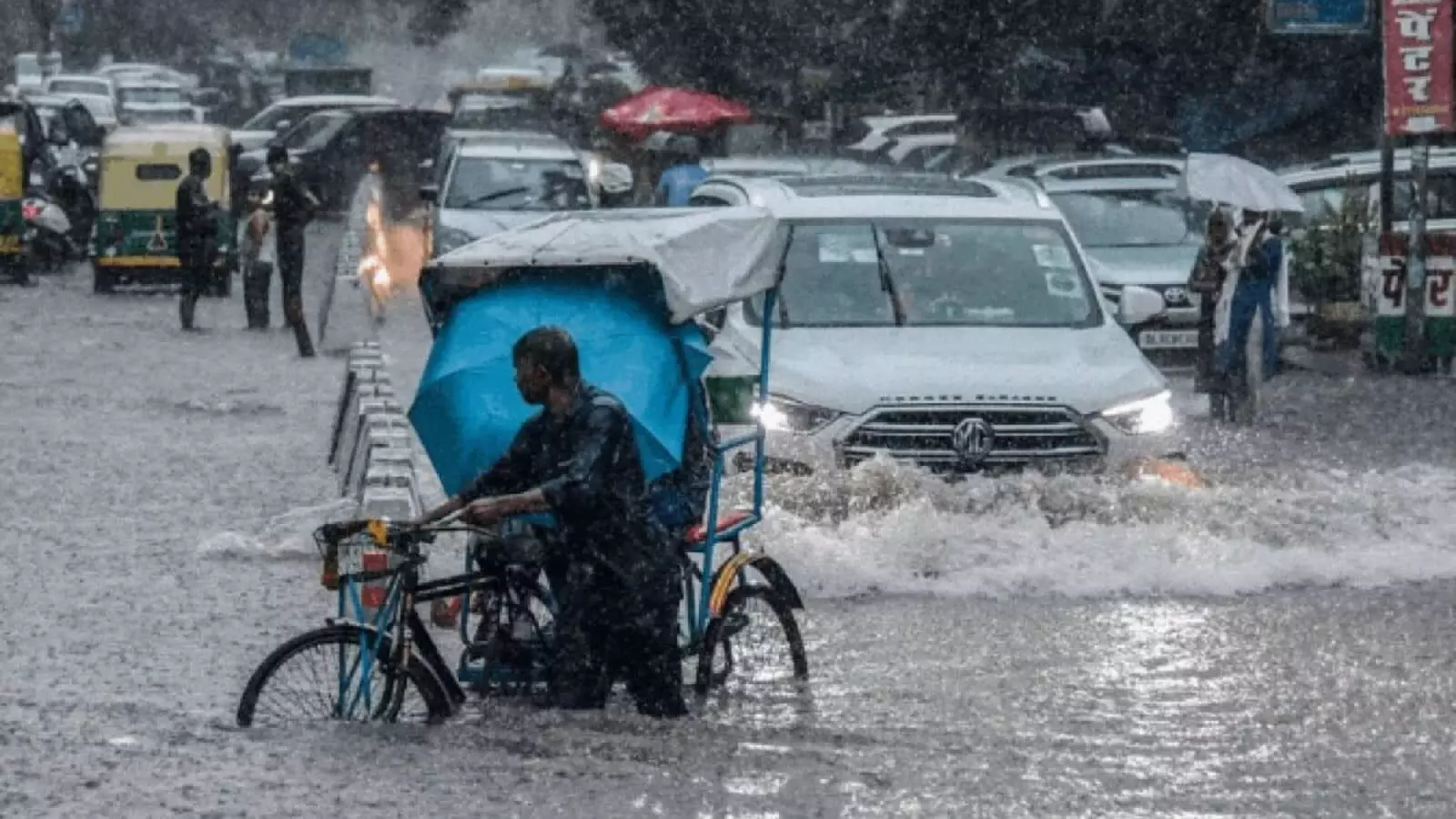 राजस्थान में भारी बारिश से जनजीवन प्रभावित, 5 की मौत, DM ने स्कूलों में छुट्टियों का किया एलान, ऑरेंज अलर्ट जारी