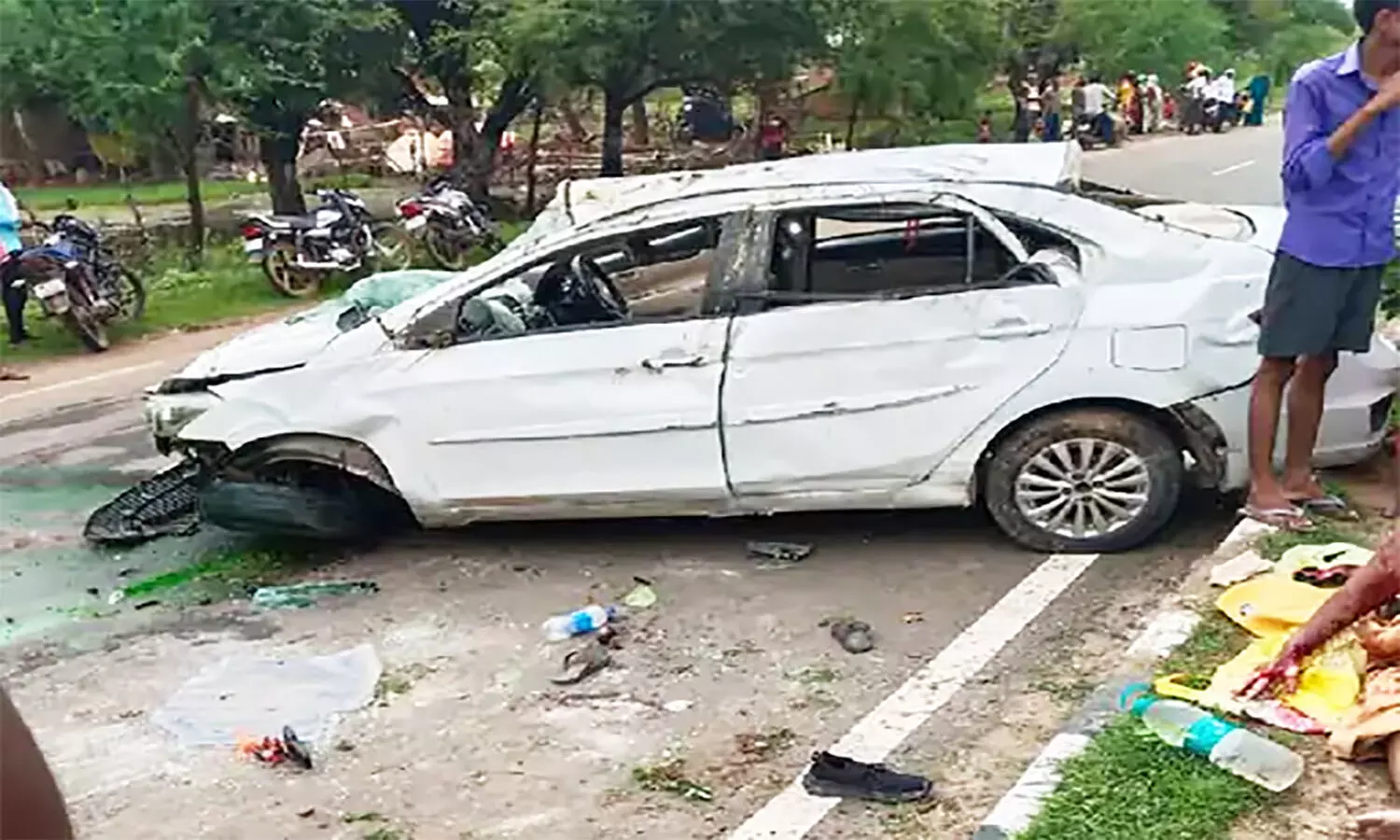 रीवा में बाइक को ठोकर मारने के बाद पलट गई अनियंत्रित कार, 1 की मौत, 5 घायल